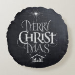 Merry CHRISTmas Religious Chalkboard Natitivity Rond Kussen<br><div class="desc">Fashionable en leuk karton. We zeggen "prettige kerst", maar vaak vergeten we de oorsprong van de woorden. Dit originele handschrift gebruikt zijn unieke ontwerp om het verhaal eenvoudig en elegant te vertellen. Show je CHRISTmas geest. Perfect klastige en klassieke feestelijke decoratie. Als de feestdagen voorbij zijn, draai je het om...</div>
