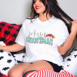 Merry Christmas Retro 80's Font Santa Hat Blue Red<br><div class="desc">Dit schattige,  meisjesachtige Merry Christmas-ontwerp is gemaakt met behulp van een leuk modern scriptlettertype en mijn met de hand geletterde bloklettertype in een retro jaren 80-stijl in aquablauw en rood. Het is voorzien van mijn hand geschilderde kerstmuts met hulst en bessen.</div>