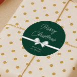 Merry Christmas Ribbon Handgeschreven Modern Ronde Sticker<br><div class="desc">Voeg dit vakantieseizoen de finishing touch toe aan uw geschenkverpakking met deze sierlijke groene en witte ronde stickers. Met een handgeschreven lettertype met de tekst 'Merry Christmas',  een met de hand getekende grillige boog in het wit met uw aangepaste naam eronder.</div>