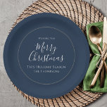 Merry Christmas Schattigee kalligrafie Eenvoudig m Papieren Bordje<br><div class="desc">Dit ontwerp is voorzien van een Merry Christmas vakantie modern eenvoudig elegant papieren bord,  traditioneel winterminimalistisch marineblauw,  chique minimal kalligrafie script lettertype,  modern handschrift lettertype,  klassieke familienaam hedendaags,  grillige typografie sjabloon,  met een elegant bloeiend  patroon,  met Merry Christmas,  een kerstfeest diner dessert papier bord</div>