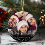 Merry Christmas Script Foto kopiëren Keramisch Ornament<br><div class="desc">Dit elegante,  eigentijdse souvenir ornament heeft "Merry Christmas" in het schrift en een doorzichtige witte bloemenlijst rond de grens. Voeg je familiefoto toe en zet de datum onderaan.</div>