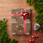 Merry Christmas  Script lettertype Coffee Brown Cadeaupapier<br><div class="desc">Vier het seizoen met onze Merry Christmas Script Font Wrapping Paper in rijke Coffee Brown kleur! Dit feestelijke patroon is voorzien van charmante kerstbomen en delicate sneeuwvlokken, waardoor een tijdloze vakantiesfeer ontstaat. Het elegante scriptlettertype voegt een vleugje flair toe, waardoor uw geschenken echt opvallen. Verspreid vreugde en warmte met dit...</div>