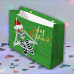 Merry Christmas Skeleton Santa Hat Ornamenten Groe Groot Cadeauzakje<br><div class="desc">Deze geschenktas is groen met vlekken van fel goud en een skelet met glanzende ornamenten naar zijn ogen met een rood Sinterklaasfeest pet met vrolijke kersttekst in glanzend gouden letters op de voor- en achterkant.</div>