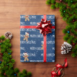 MERRY CHRISTMAS-tekst met Gingerbrood Man Cadeaupapier<br><div class="desc">White MERRY CHRISTMAS text met gingerbrood man en sneeuwvlokken op blauwe achtergrond. De tekst kan worden uitgegeven. De achtergrondkleur kan worden gewijzigd.</div>