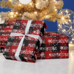 MERRY CHRISTMAS Text en Snowflakes Cadeaupapier<br><div class="desc">Witte MERRY KERSTMIS tekst met sneeuwvlokken op rode en zwarte buffel geruite achtergrond. Tekst en kleur kunnen worden bewerkt.</div>