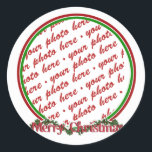 Merry Christmas Text with Wreath & Snow Ronde Sticker<br><div class="desc">De Lijsten4you Store heeft fotolijsten voor feestdagen, verjaardagen, speciale gebeurtenissen of enkel voor pret. Een familielid, vrienden, huisdieren, klasgenoten, of bedrijfsfoto's kunnen aan dit punt worden toegevoegd! Gebruik de knop KLANTBEKEND IT om aan de slag te gaan en een goede pasvorm te bieden. Gelieve te klikken - LIJSTEN4You - in...</div>