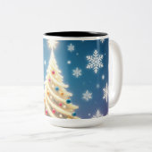 Merry Christmas Tree Holiday Mug – Festive Coffee Tweekleurige Koffiemok (Voorkant rechts)