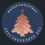 Merry Christmas Tree Roos Goudblauw Navy Ronde Sticker<br><div class="desc">Het kerstbrandende Decor Delicate manuscript kenmerkt dit ontwerp. florenceK</div>