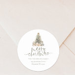 Merry Christmas Tree Sage Script Retouradres Ronde Sticker<br><div class="desc">Merry Christmas Tree Sage Script Retournaam en adres. Vrolijk kerstfeest is in een elegant set script in salie en de rest van de tekst kun je gemakkelijk personaliseren, met een salie kerstboom met geschenken illustratie boven de woorden. U kunt alle kleuren voor tekst en achtergrond kiezen via de optie Verder...</div>