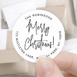 Merry Christmas Trendy Script Round Return Adres Ronde Sticker<br><div class="desc">Voeg een stijlvolle finishing touch toe aan de enveloppen van de vakantiekaart met chique Merry Christmas-retouradres-envelopzegels. Alle bewoordingen van deze sjabloon zijn eenvoudig aan te passen of te verwijderen. Het zwart-witontwerp is voorzien van moderne handgeschreven scriptkalligrafie en minimalistische typografie in een cirkel. Deze unieke ronde retouradreslabels vormen een elegante aanvulling...</div>