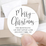 Merry Christmas Trendy Script Round Return Adres Ronde Sticker<br><div class="desc">Voeg een stijlvolle finishing touch toe aan de enveloppen van de vakantiekaart met chique ronde Merry Christmas retour adreslabels. Alle bewoordingen op deze sjabloon zijn eenvoudig aan te passen met behulp van de Zazzle-ontwerptool. Het moderne minimalistische zwart-witontwerp is voorzien van trendy handgeschreven scriptkalligrafie en klassieke typografie naam en adres. Deze...</div>