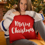 Merry Christmas trendy wit lettertype Kussen<br><div class="desc">Een moderne en trendy borsteldoopvonttypografie voor dit verpersoonlijkbare collectie van vakantiepunten.</div>