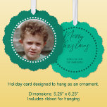 Merry Christmas voeg foto familienaam groen toe Ornament Kaart<br><div class="desc">Personaliseer deze 'Merry Christmas' ornament kaart met een foto op de voorkant en je familienaam op de achterkant. Wordt geleverd met een handig lint om op te hangen,  waardoor ze gemakkelijk te tonen en te genieten zijn. Groen en wit.</div>