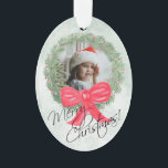 Merry Christmas Waterverf Pine Wreath Foto Lijst Ornament<br><div class="desc">Dit prachtige ornament is voorzien van uw foto in een handbeschilderde waterverf krans van dennentakken en bessen met een grote rode strik op een gemarmerde groene achtergrond. Het onderschrift luidt: Vrolijk kerstfeest! Er is ruimte voor een korte begroeting en handtekening op de achterkant.</div>