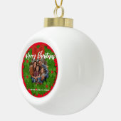 Merry Christmas Wreath Photo Personalized Family N Keramische Bal Ornament (Rechts)