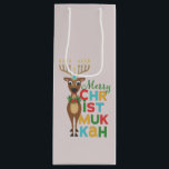 Merry Christmukkah Reindeer Wijn Cadeautas<br><div class="desc">Kerstrendieren met een Hanukkah-menorah voor geweien met een Merry Christmukkah-groet.</div>
