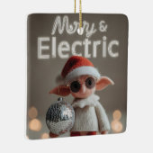MERRY & ELECTRIC: Speelse Kerstelfpop Keramisch Ornament (Rechts)