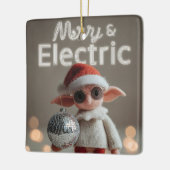 MERRY & ELECTRIC: Speelse Kerstelfpop Keramisch Ornament (Links)