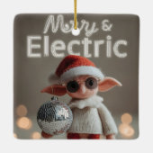 MERRY & ELECTRIC: Speelse Kerstelfpop Keramisch Ornament (Achterkant)