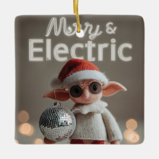 MERRY & ELECTRIC: Speelse Kerstelfpop Keramisch Ornament (Voorkant)