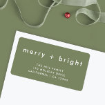 Merry en Bright | Adres voor groene kerst Etiket<br><div class="desc">Eenvoudig,  stijlvol,  trendy "vrolijk   helder"-adreslabel met moderne,  minimalistische typografie in wit op een rijke,  moss groene achtergrond. De groet,  de naam en het adres kunnen gemakkelijk voor een persoonlijke aanraking worden aangepast. Een eigenaardig kerstlabel dat gekoppeld is aan onze complementaire reeks kaarten,  betekent dat je uit de menigte komt!</div>