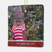 Merry en Bright Cute Rustic Snowman Tree Keepslag Keramisch Ornament (Links)