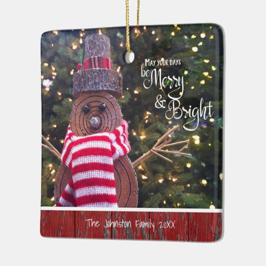 Merry en Bright Cute Rustic Snowman Tree Keepslag Keramisch Ornament (Links)