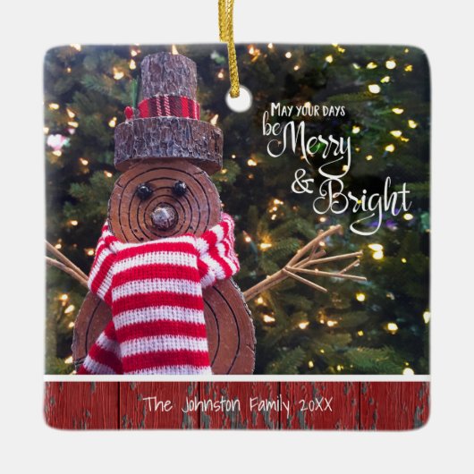 Merry en Bright Cute Rustic Snowman Tree Keepslag Keramisch Ornament (Voorkant)