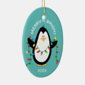 Merry en Bright Kerstmis Penguin Fun Blue Oval Keramisch Ornament (Rechts)