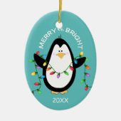 Merry en Bright Kerstmis Penguin Fun Blue Oval Keramisch Ornament (Voorkant)