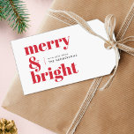 Merry en Bright | Modern kerstrood Cadeaulabel<br><div class="desc">Een stijlvol,  modern vakantiedenkgift label met een gewaagde retro typografie,  met de woorden "vrolijk & helder" in helder rood op een witte achtergrond. De groet en de naam kunnen gemakkelijk worden aangepast aan uw behoeften. Een trendy leuke vormgeving om dit vakantieseizoen te weerstaan!</div>