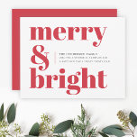 Merry en Bright | Modern kerstrood Feestdagenkaart<br><div class="desc">Een stijlvolle, moderne, platte vakantiekaart met een doortastende retro typografie, met de woorden "vrolijk & helder" in helder rood op een witte achtergrond met een aanvullende tekenkleur aan de achterzijde. De groet, het bericht en de naam kunnen gemakkelijk worden aangepast aan uw behoeften. Een trendy leuke vormgeving om dit vakantieseizoen...</div>