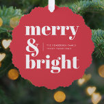 Merry en Bright | Modern kerstrood Ornament Kaart<br><div class="desc">Een stijlvol,  modern vakantie-ornament met een doortastend retro-typografie,  met de woorden "vrolijk en helder" in helder rood. De groet,  het bericht en de naam kunnen gemakkelijk worden aangepast aan uw behoeften. Een trendy leuke vormgeving om dit vakantieseizoen te weerstaan!</div>