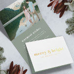 Merry en Bright | Moderne kerstfeestfoto Folie Kaarten<br><div class="desc">Een stijlvol modern wenskaart voor de folie van het moderne fotogoud met een gewaagd retro typografie citaat "vrolijk & helder" in wit met een donkergrijs groene kleur voor de eigenschappen van het bos aan de binnenkant. De groet, de naam en het bericht kunnen gemakkelijk voor een persoonlijke aanraking worden aangepast....</div>