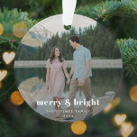 Merry en Bright | Moderne kerstfeestfoto Ornament<br><div class="desc">Een stijlvol modern ornament met een fel retro-typografie, met de woorden "vrolijk en helder" in het wit. De groet, de naam en het jaar kunnen gemakkelijk voor een persoonlijke aanraking worden aangepast. Een trendy, minimalistische en moderne vormgeving om dit vakantieseizoen uit te kunnen staan! Het getoonde afbeelding is voor illustratiedoeleinden...</div>