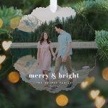 Merry en Bright | Moderne kerstfeestfoto Ornament Kaart<br><div class="desc">Een stijlvol modern ornament met een fel retro-typografie, met de woorden "vrolijk en helder" in het wit. De groet, de naam en het jaar kunnen gemakkelijk voor een persoonlijke aanraking worden aangepast. Een trendy, minimalistische en moderne vormgeving om dit vakantieseizoen uit te kunnen staan! Het getoonde afbeelding is voor illustratiedoeleinden...</div>