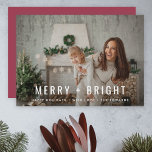 Merry en Bright | Moderne kerstfoto van Trendy Feestdagenkaart<br><div class="desc">Een stijlvol, modern, modern fotovlak wenskaart met een vet lettertype, "Merry Bright" in wit, met een roze roos frambozige roze eigenschapkleur op de achterzijde. De groet en de naam kunnen gemakkelijk voor een persoonlijke aanraking worden aangepast. Een trendy, minimalistische en hedendaagse kerstvormgeving om dit vakantieseizoen te weerstaan! Het getoonde afbeelding...</div>