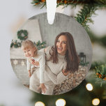 Merry en Bright | Moderne stijlvolle kerstfoto Ornament<br><div class="desc">Een stijlvol, modern vakantiefoto-ornament met een vet lettertype, "Merry Bright" in wit, met een roze roos frambozige roze eigenschapkleur op de achterzijde. De groet en de naam kunnen gemakkelijk voor een persoonlijke aanraking worden aangepast. Een trendy, minimalistische en hedendaagse kerstvormgeving om dit vakantieseizoen te weerstaan! Het getoonde afbeelding is voor...</div>