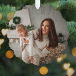 Merry en Bright | Moderne stijlvolle kerstfoto Ornament Kaart<br><div class="desc">Een stijlvol, modern vakantiefoto-ornament met een vet lettertype, "Merry Bright" in wit, met een roze roos frambozige roze eigenschapkleur op de achterzijde. De groet en de naam kunnen gemakkelijk voor een persoonlijke aanraking worden aangepast. Een trendy, minimalistische en hedendaagse kerstvormgeving om dit vakantieseizoen te weerstaan! Het getoonde afbeelding is voor...</div>