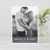 Merry en Bright | Stijlvolle kerstfoto Feestdagenkaart (Staand voorkant)