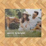 Merry en Bright | Stijlvolle moderne fotografieën Legpuzzel<br><div class="desc">Een stijlvolle moderne feestfoto-puzzel met een doortastende retro-typografie, met de woorden "vrolijk en helder" in het wit. De groet, de naam en het bericht kunnen gemakkelijk voor een persoonlijke aanraking worden aangepast. Een trendy, minimalistische en moderne vormgeving om dit vakantieseizoen uit te kunnen staan! Het getoonde afbeelding is voor illustratiedoeleinden...</div>