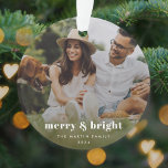 Merry en Bright | Stijlvolle moderne fotografieën Ornament<br><div class="desc">Een stijlvol modern ornament met een fel retro-typografie, met de woorden "vrolijk en helder" in het wit. De groet, de naam en het jaar kunnen gemakkelijk voor een persoonlijke aanraking worden aangepast. Een trendy, minimalistische en moderne vormgeving om dit vakantieseizoen uit te kunnen staan! Het getoonde afbeelding is voor illustratiedoeleinden...</div>