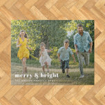 Merry en Bright | Stijlvolle serie Kerstmis Legpuzzel<br><div class="desc">Een stijlvolle moderne feestfoto-puzzel met een doortastende retro-typografie, met de woorden "vrolijk en helder" in het wit. De groet, de naam en het bericht kunnen gemakkelijk voor een persoonlijke aanraking worden aangepast. Een trendy, minimalistische en moderne vormgeving om dit vakantieseizoen uit te kunnen staan! Het getoonde afbeelding is voor illustratiedoeleinden...</div>