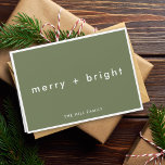 Merry en Bright | Trendy Moss Green Kerstmis Feestdagen Kaart<br><div class="desc">Eenvoudige, stijlvolle, trendy "vrolijke felle" vakantiekaart met een moderne, minimalistische typografie in wit op een rijke, moss groene achtergrond, voorzien van een eenvoudige witte rand. De groet, de naam, het jaar en de binnenste groet "Ik wens u een fantastisch vakantieseizoen!" kunnen eenvoudig worden aangepast voor een persoonlijk tintje. Een unieke...</div>
