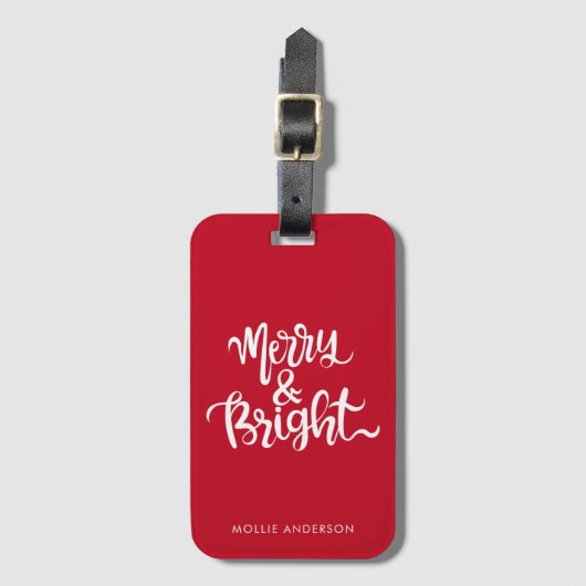 Merry en Bright Typography Script Rood Bagagelabel (Voorkant (verticaal))