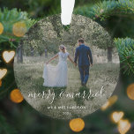 Merry en getrouwd | Kerstfoto Newleyweds Ornament<br><div class="desc">Mooie foto newleywis het ornament van de kerstboom met een eenvoudig, modern, minimalistisch, "vrolijk en getrouwd" citaat. Dit veelzijdige ontwerp kan worden gepersonaliseerd met uw eigen foto, naam en datum om een echt uniek en op maat gesneden ontwerp te maken voor uw speciale dag. De kaart shows een voorbeeld afbeelding...</div>