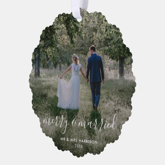 Merry en getrouwd | Kerstfoto Newleyweds Ornament Kaart (Links)