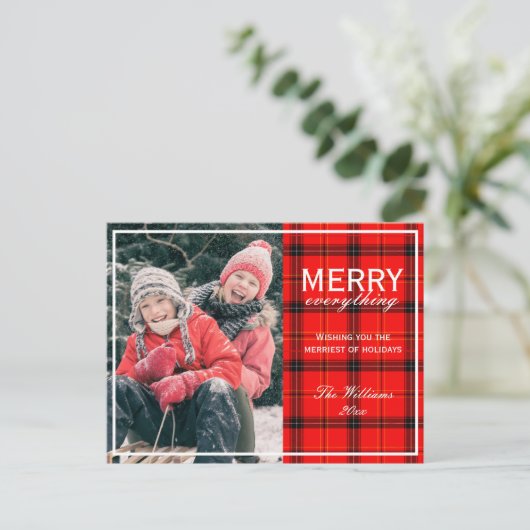Merry Everything Red Plaid Familiefoto Kerst Feestdagenkaart (Staand voorkant)