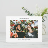 Merry gehuwd met twee foto's met minimalistische s feestdagenkaart (Staand voorkant)