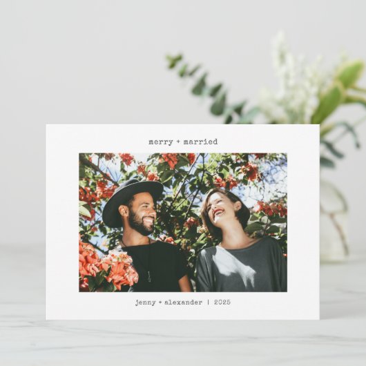 Merry gehuwd met twee foto's met minimalistische s feestdagenkaart (Staand voorkant)